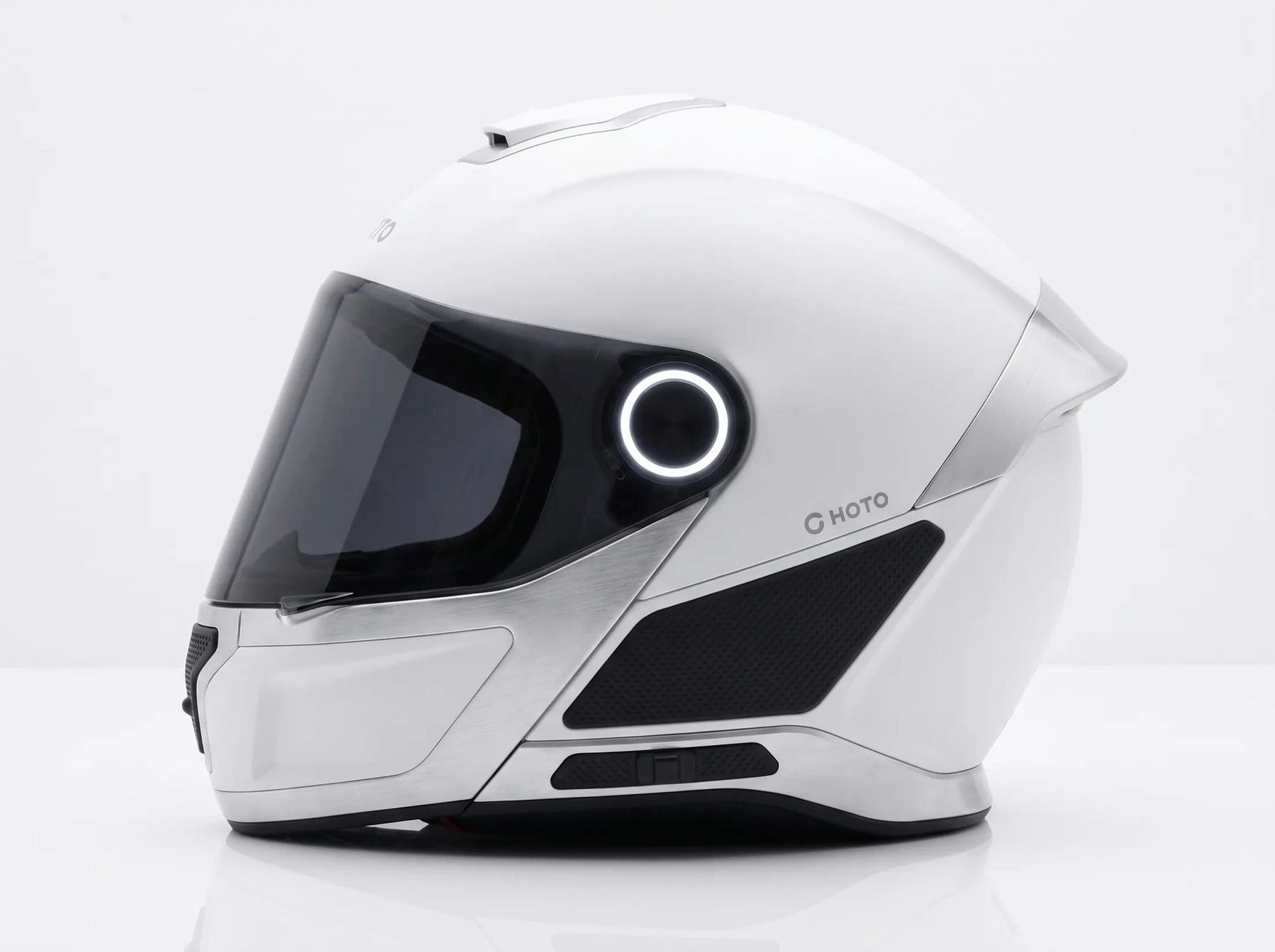 Casque intégral blanc et aluminium brossé, écran fumé et anneau lumineux latéral