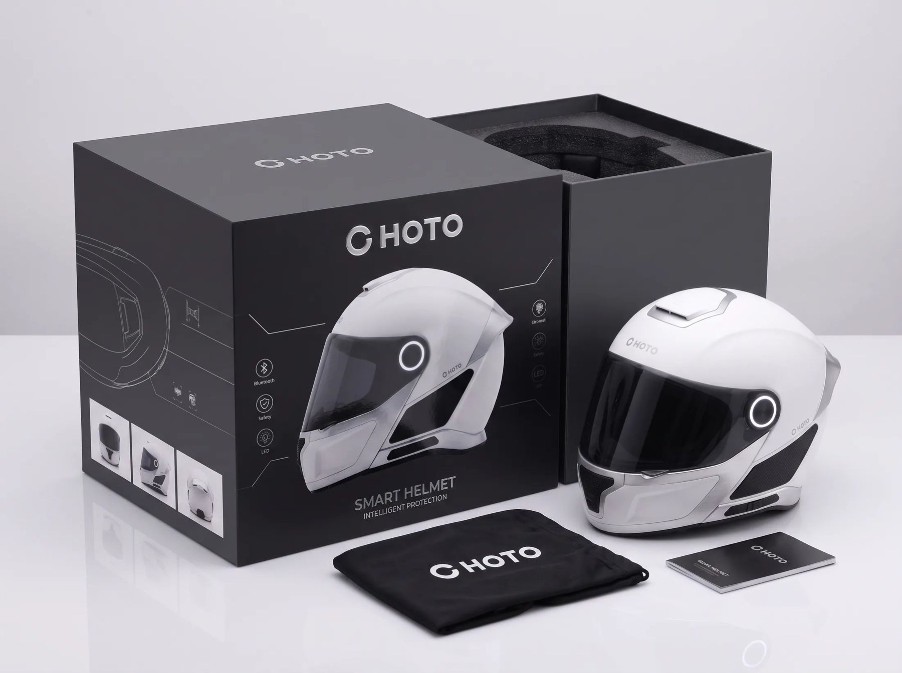 Casque posé devant sa boîte noire avec housse et notice