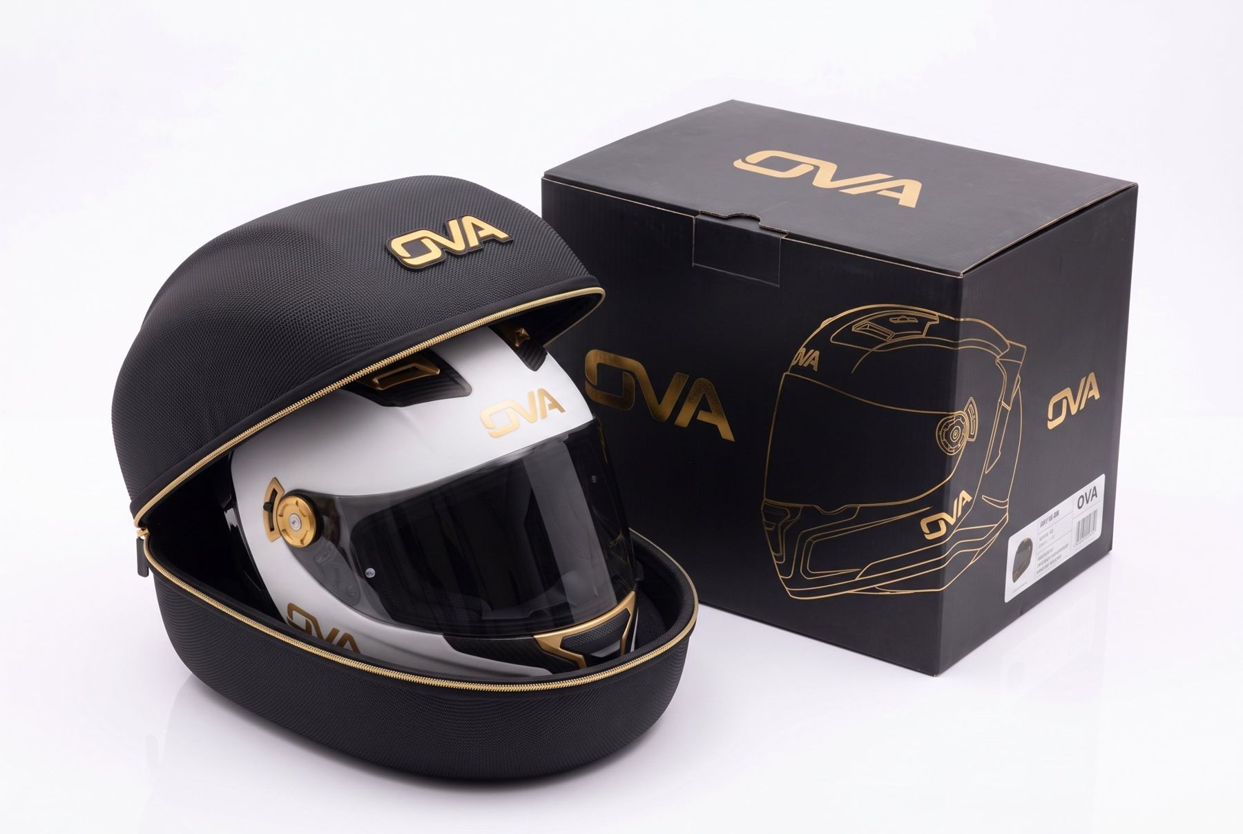 Casque OVA dans sa housse à côté du coffret noir et or