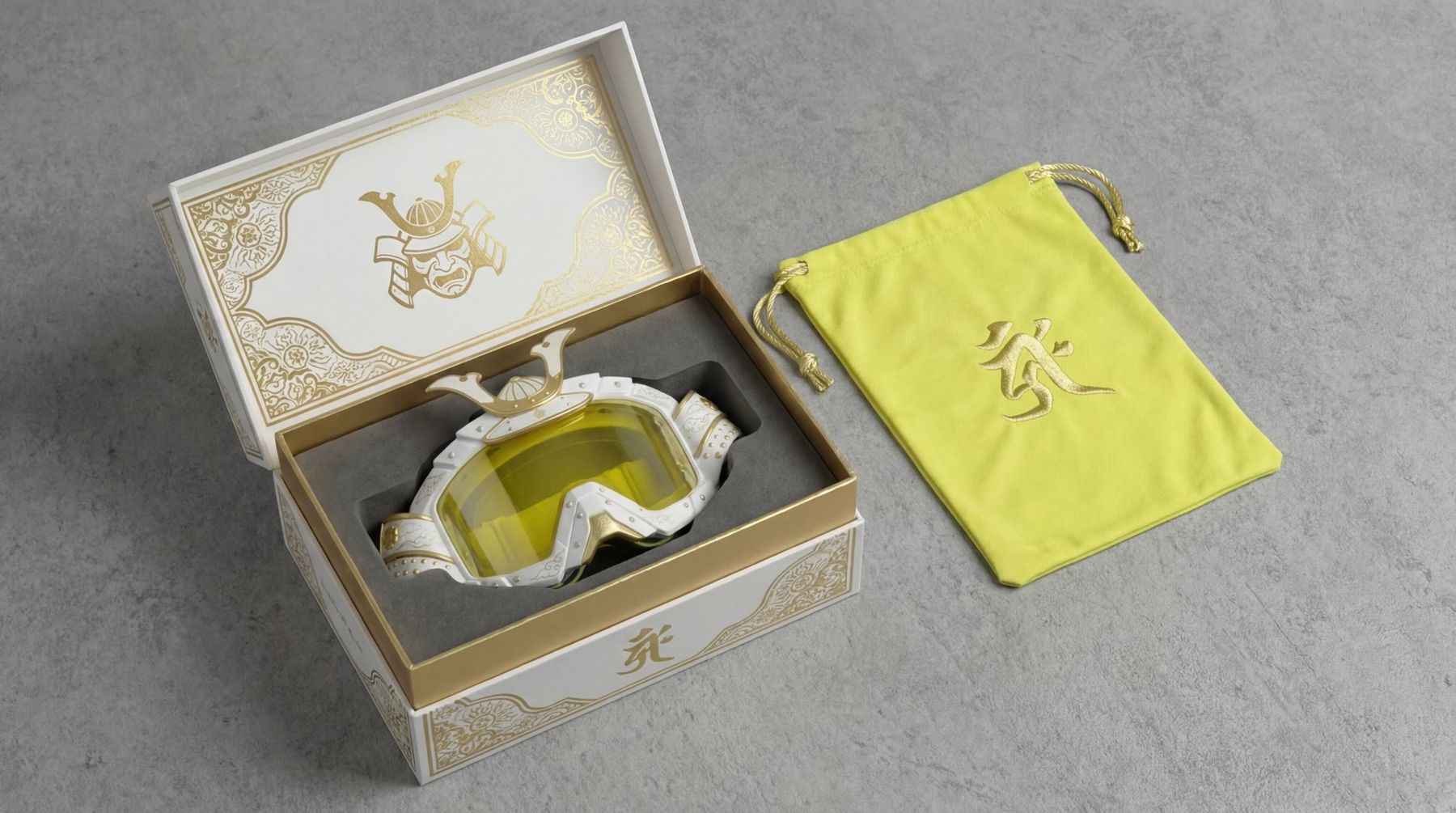Masque samouraï dans son coffret blanc et or