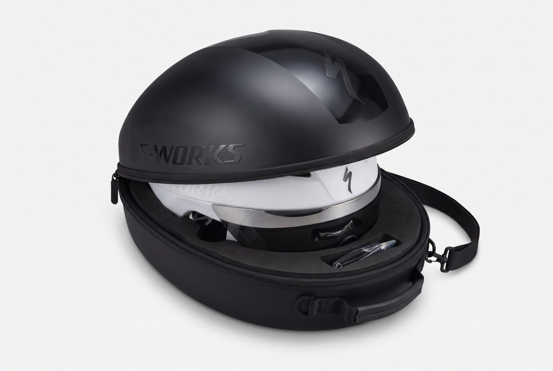 Casque posé dans sa housse rigide noire ouverte